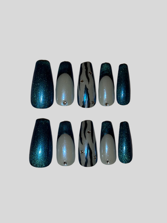 Arctic Abyss – Chrome & Cat Eye Press-On Nails